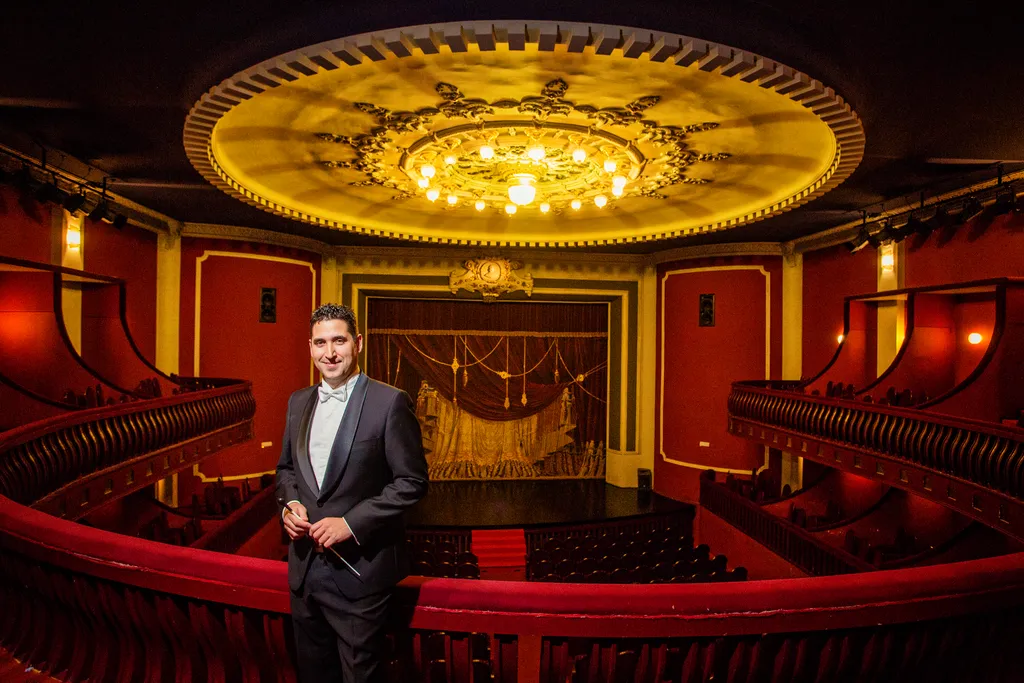 Óscar Navarro posando en teatro