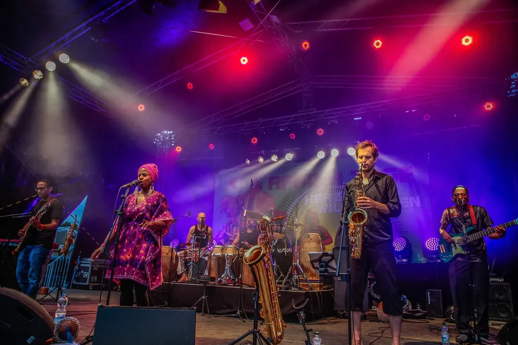 Banda soul tocando em palco
