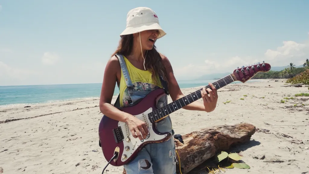 L'artiste musicienne Jimena Angel avec sa guitare