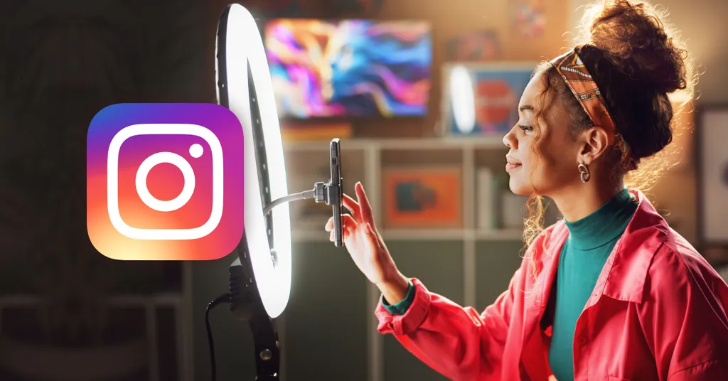 Frau mit roter Jacke spricht in Mikrofon vor Ringlicht, Instagram-Logo links, bunte Kunstwerke im Hintergrund.