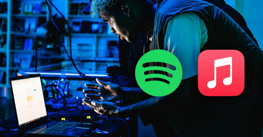 Homem de capuz usando laptop em ambiente azul escuro com ícones do Spotify e Apple Music sobrepostos na imagem.