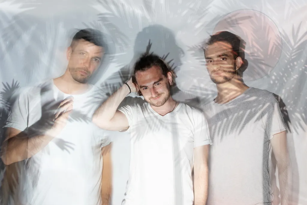 Foto der Band Trinidad Drei Junge Männer in Weißen T-shirts