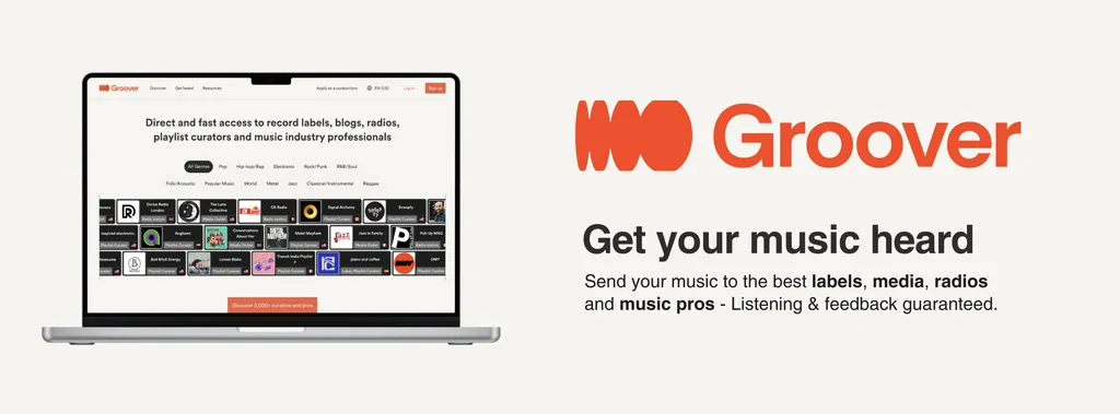 Laptop-Bildschirm zeigt Website-Interface, rechts orange "Groover"-Logo mit Text "Get your music heard" auf beigem Hintergrund.