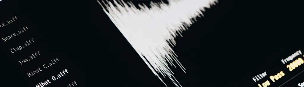 L'image montre une forme blanche ondulée sur un fond noir, évoquant une onde sonore ou un oscilloscope.