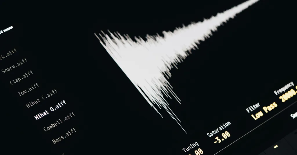 Grafischer Wellenform-Analysator auf schwarzem Hintergrund mit Textanzeige.