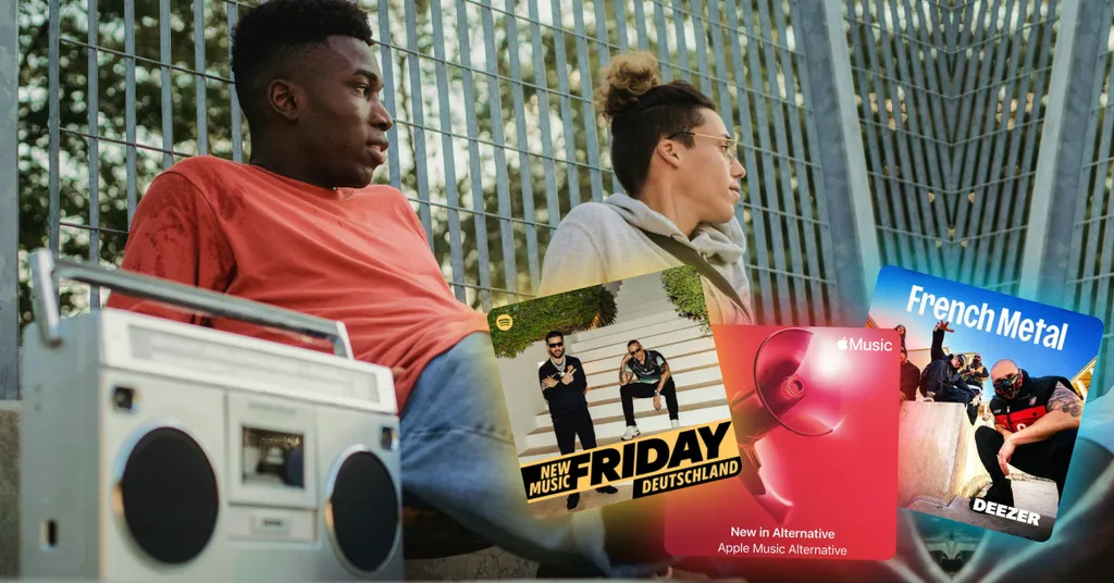 Mann in rotem Shirt und Frau sitzen vor Metallzaun, weiße Boombox, Karten und rosa Getränk auf Tisch.