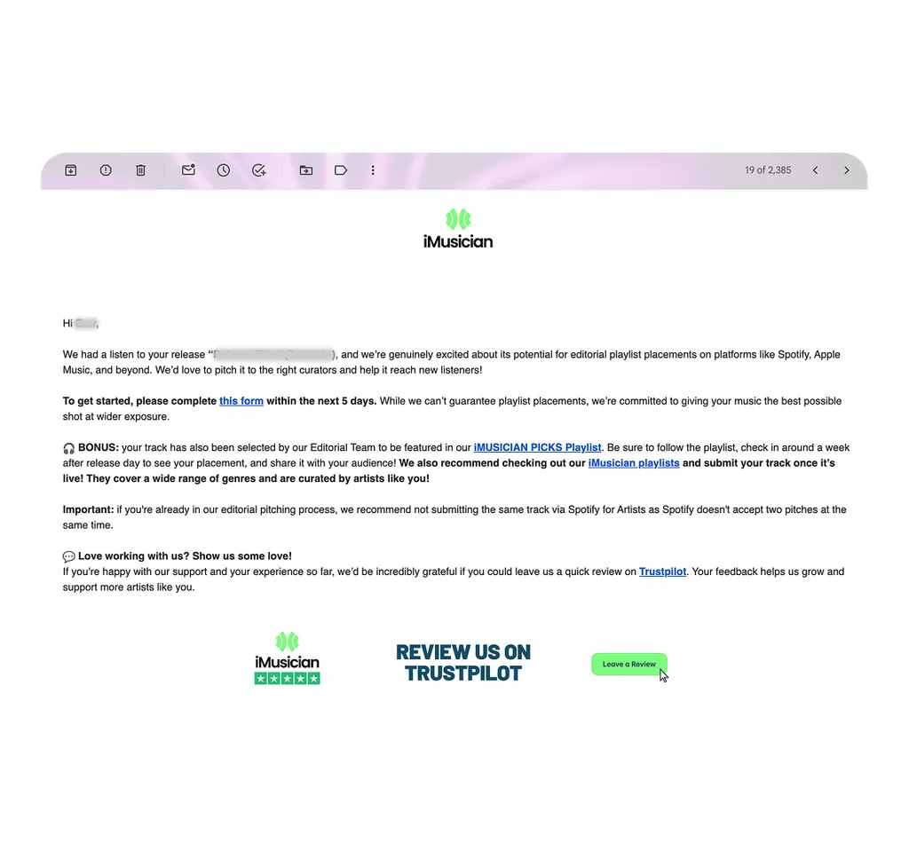 Schermata browser con email iMusiclan su sfondo bianco, logo verde, testo nero, pulsante verde "Leave a Review" in basso
