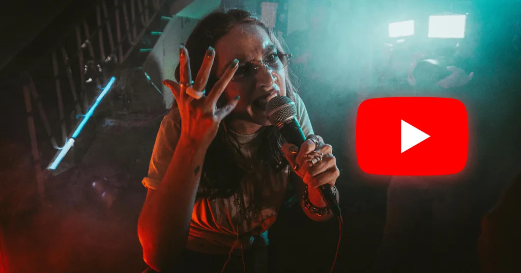 Mann mit Dreadlocks und Brille hält Mikrofon, rotes und türkises Licht, YouTube-Logo rechts
