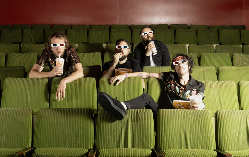 Los Invaders en butacas de cine