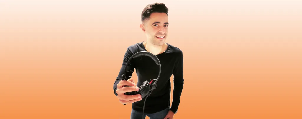 Foto promo de Jesús Sánchez en fondo naranja