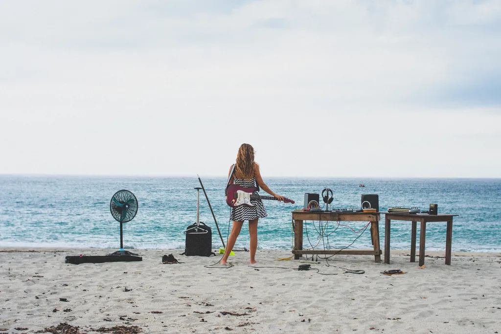 L'artiste musicienne Jimena Angel et ses instruments