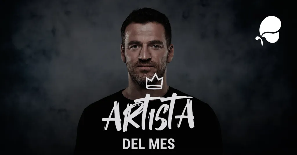 Massivan posando sobre fondo oscuro