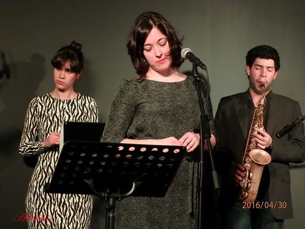 três integrantes de uma banda gravando