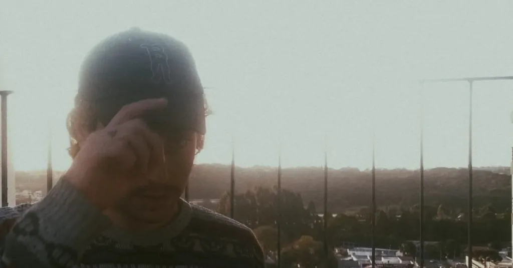 Bordas sujetándose la gorra a contraluz