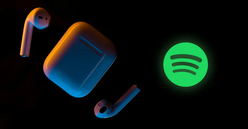 Auriculares inalámbricos azules con bordes naranjas y logo verde de Spotify sobre fondo negro.