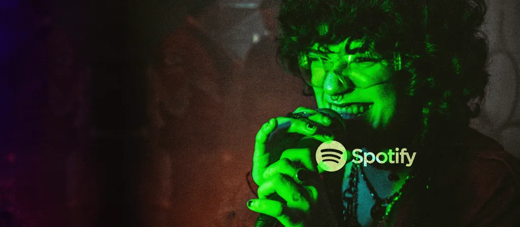 Person in grünem Licht mit Spotify-Logo, dunkle Umgebung mit braunen und violetten Tönen.