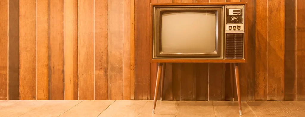 50er Jahre Fernseher vor holzverkleideter Wand