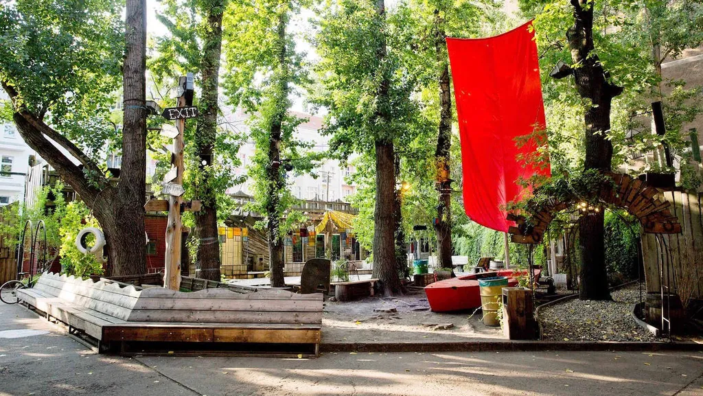 Wilde Renate outside area