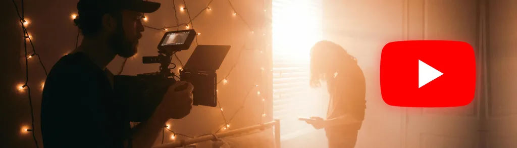 Kameramann filmt Person in warmem Licht, YouTube-Logo rechts, orange-gelbe Beleuchtung dominiert die Szene.