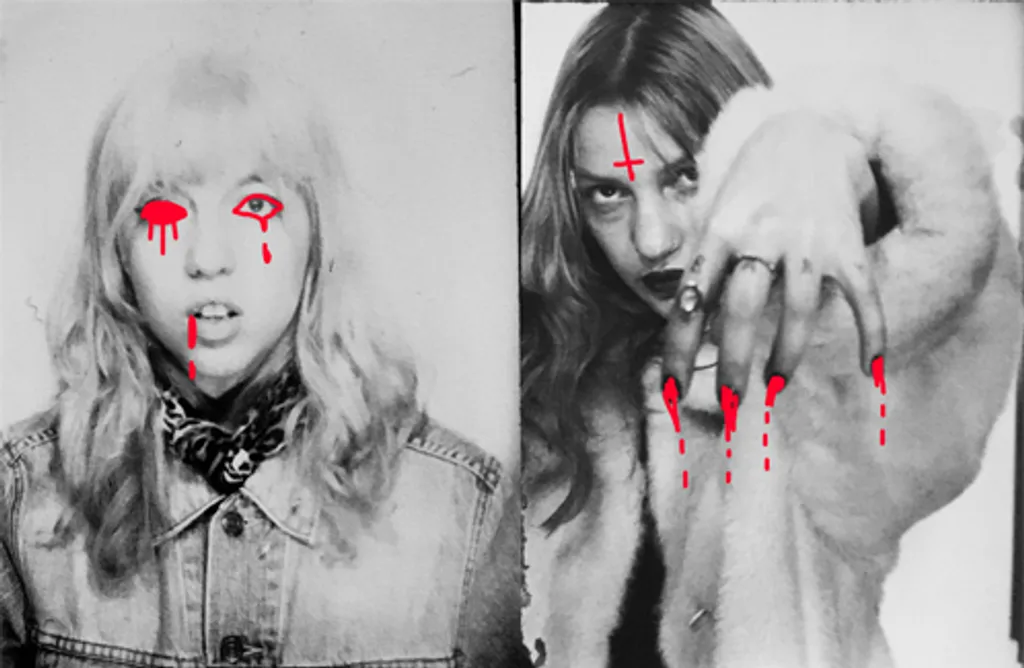 Portrait de deux femmes en noir et blanc avec dessins rouge sang