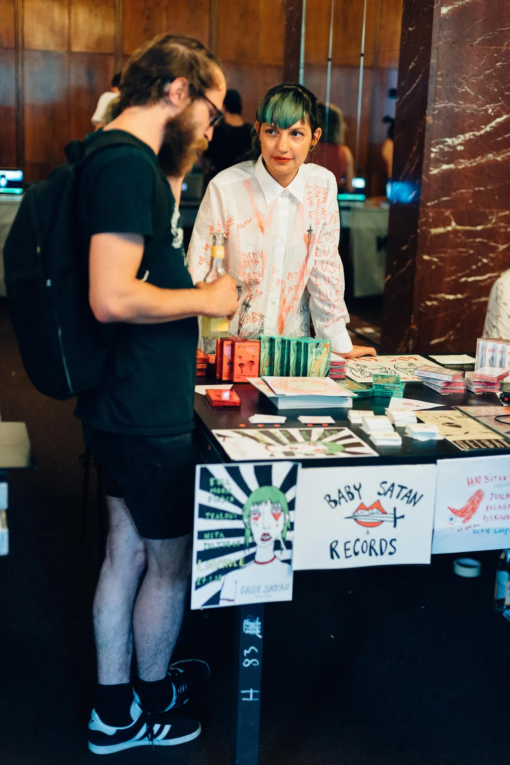Deux musiciens a une table