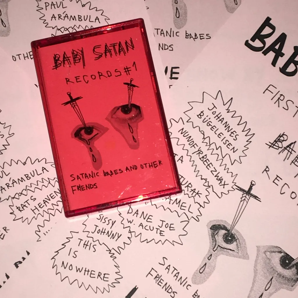 La cassette de la compilation Babay Satan Records sur un tas d'affiches