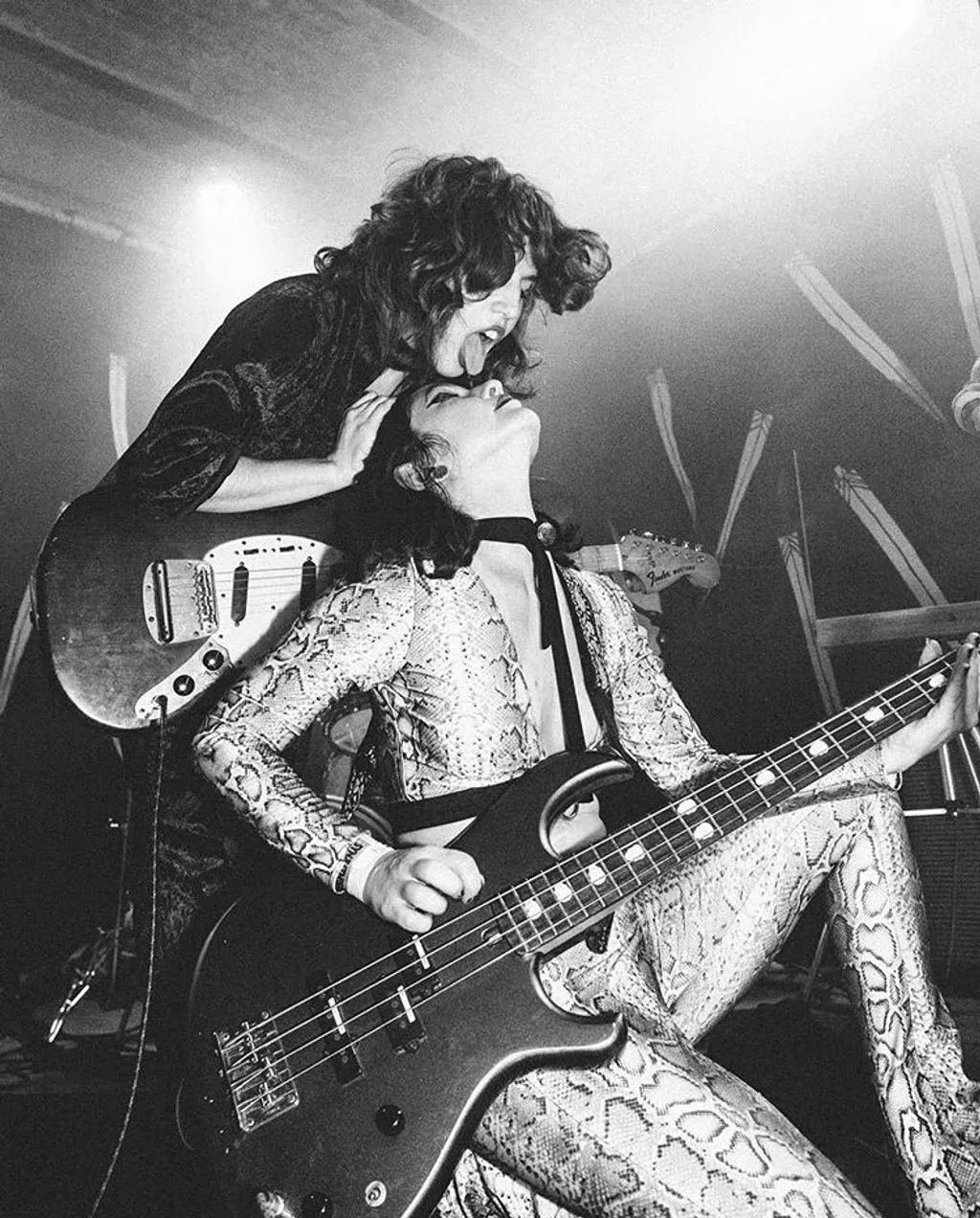 Deux musiciennes sur scène s'embrassant