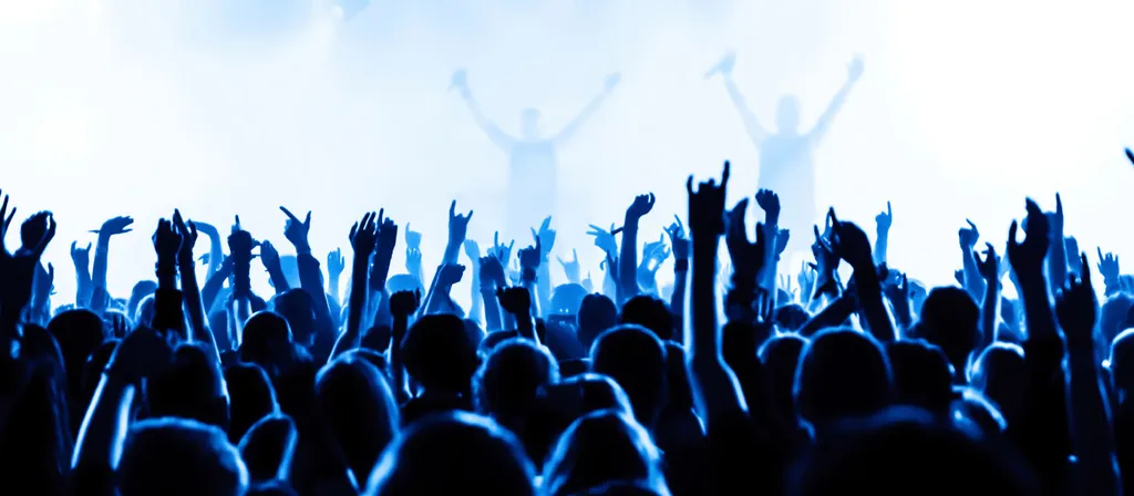 Público de concierto alzando las manos sobre fondo blanco