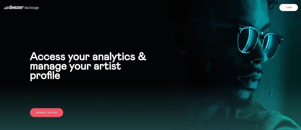 Logo Deezer Backstage e artista com óculos sobre fundo azul e preto