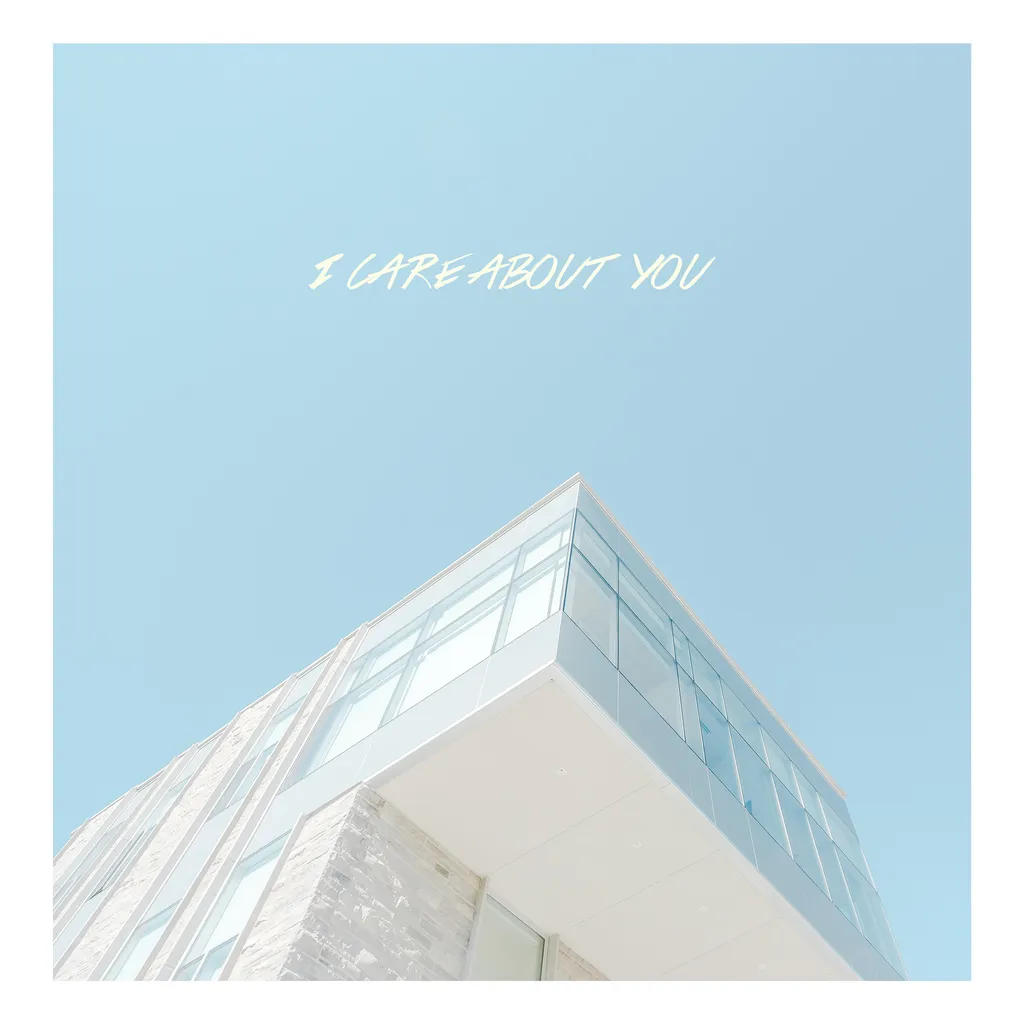 foto com céu azul claro e edifício em primeiro plano