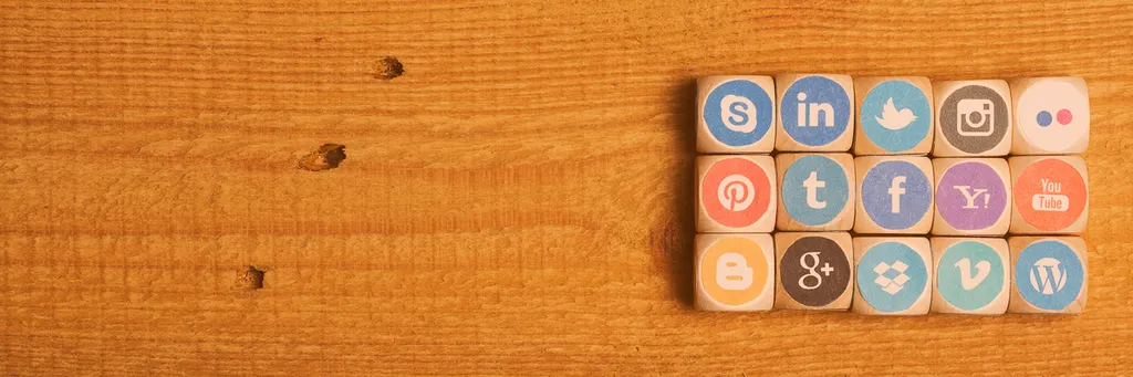 Social media loghi su sfondo legno