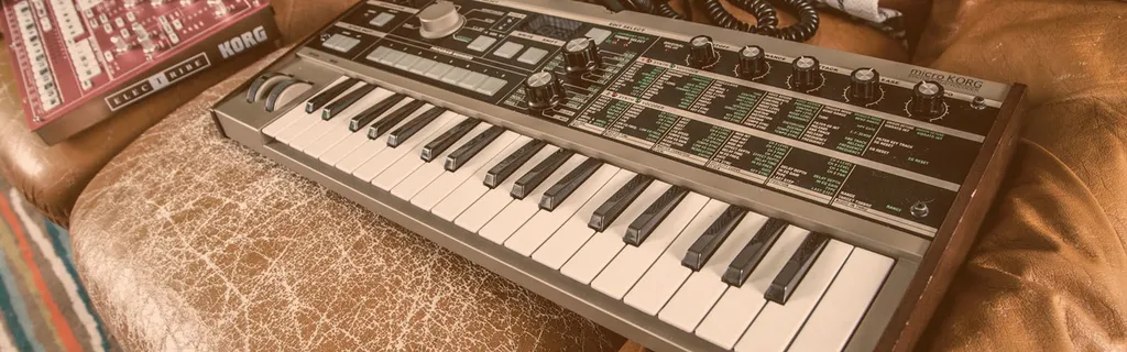 Teclados en un sofá usado