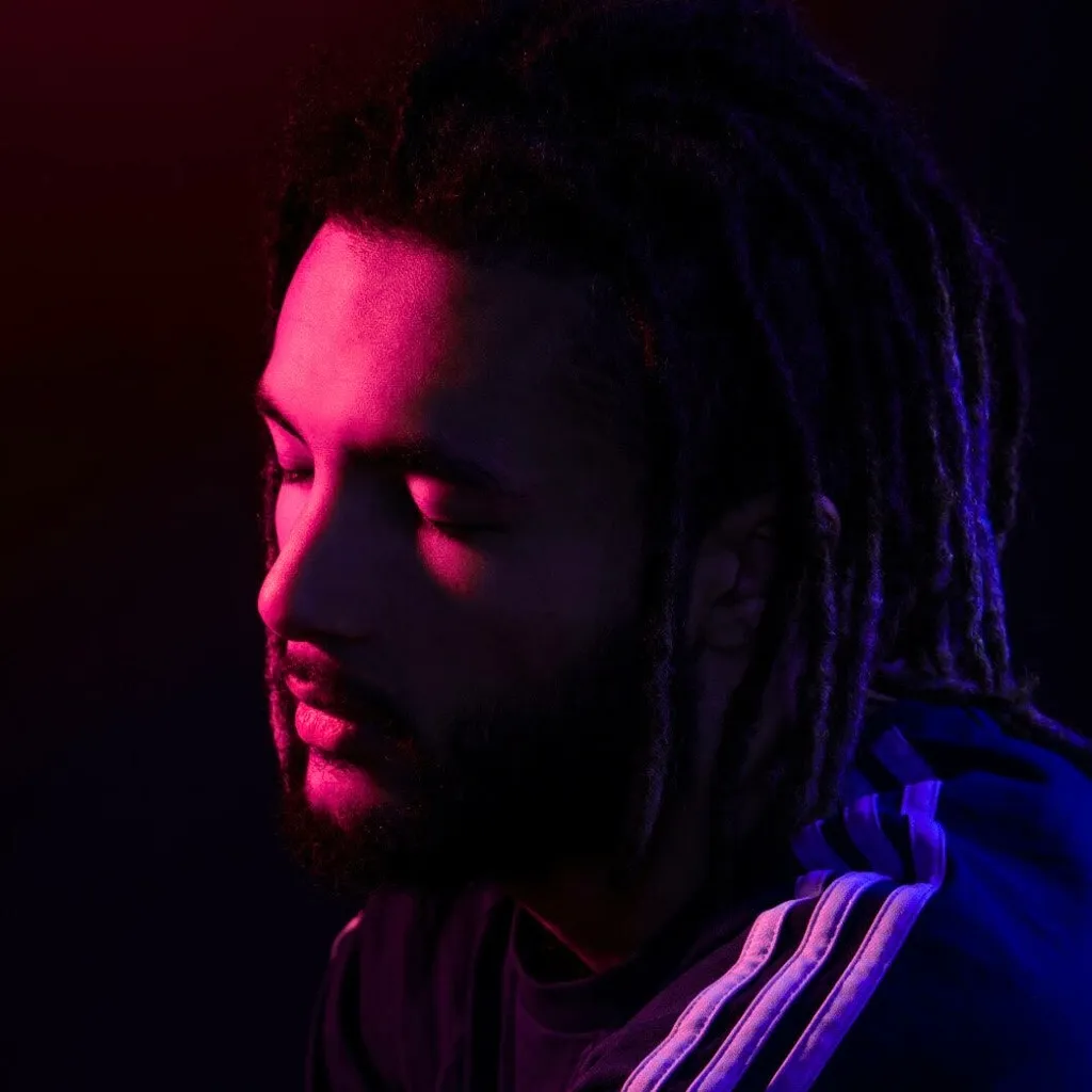 ritratto del rapper gordon quellec in rosa e blu