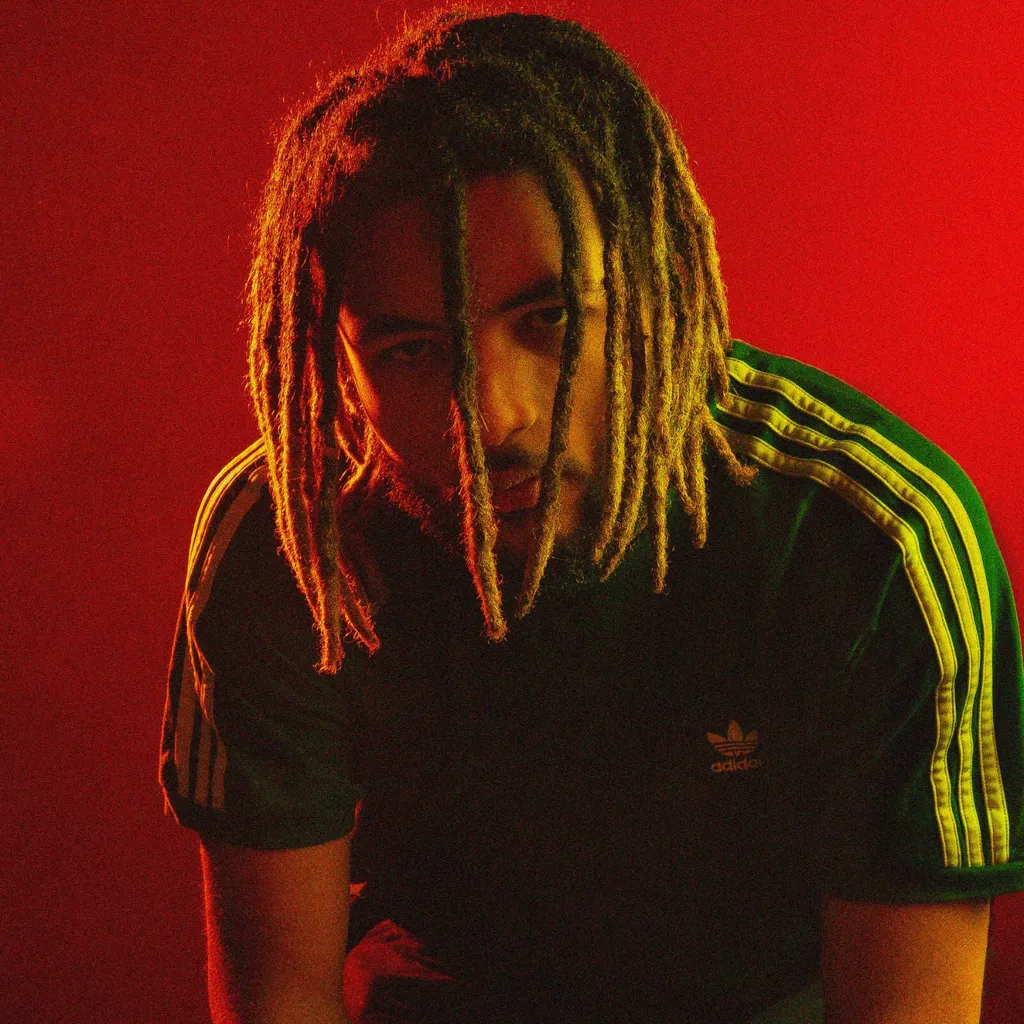 rapper Gordon Quellec ritratto su sfondo rosso