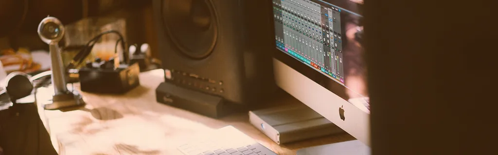 Écran Apple Avec Haut-Parleurs Micro Et Pédale Enregistrement