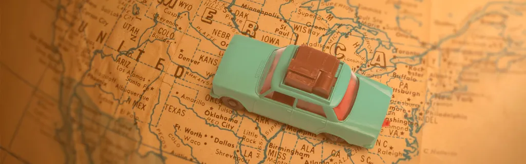 Coche de juguete sobre mapa de EE UU