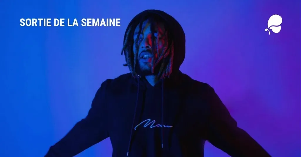 Le rappeu r Gordon Quellec sur fond bleu avec logo iMusician