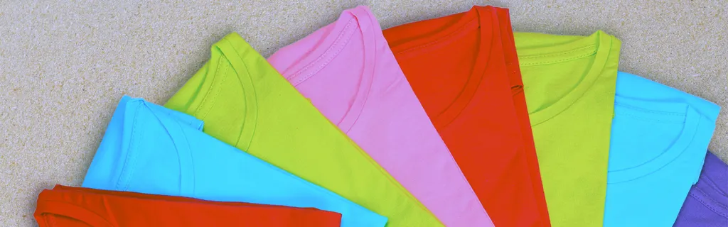 Bunter T-shirts übereinander gefächert