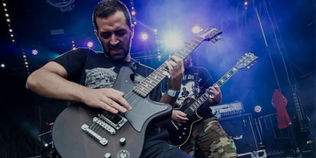 Due chitarristi della scena hardcore sul palco
