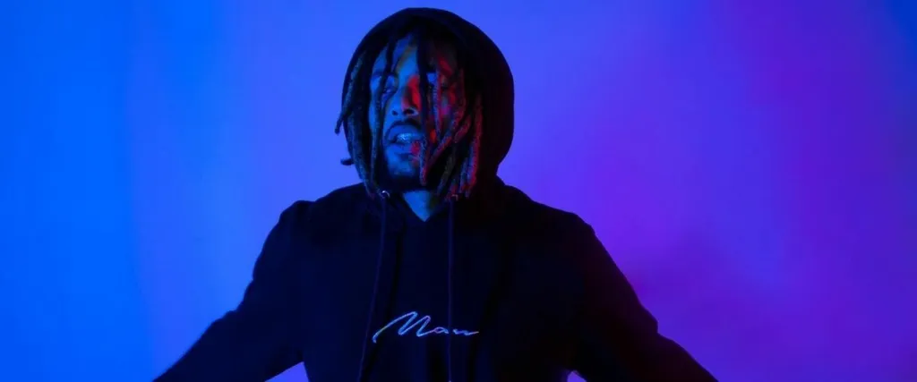 Gordon Quellec en fondo morado