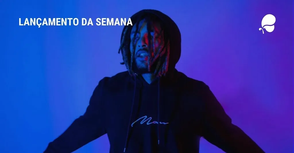 Foto de Gordon Quellec sobre fundo azul com logotipo iMusician