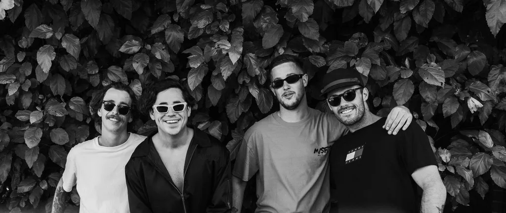 Foto de Satin Cali posando frente a un árbol en blanco y negro