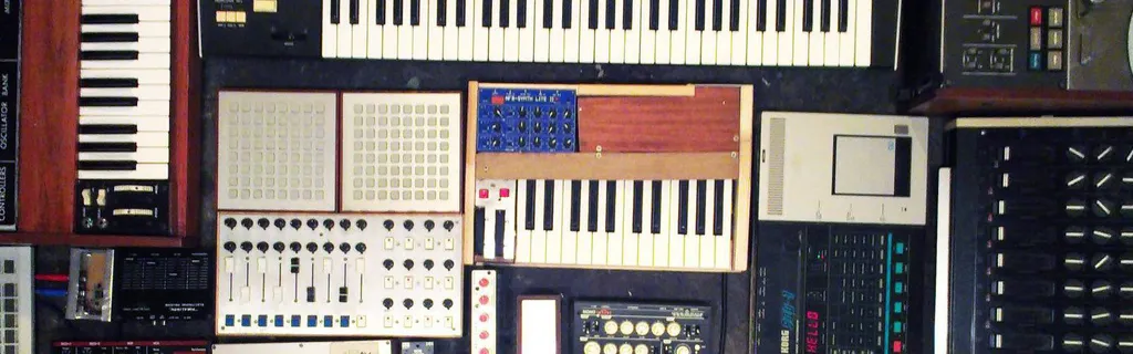 Verschiedene Synthesizer und Keyboards nebeneinander