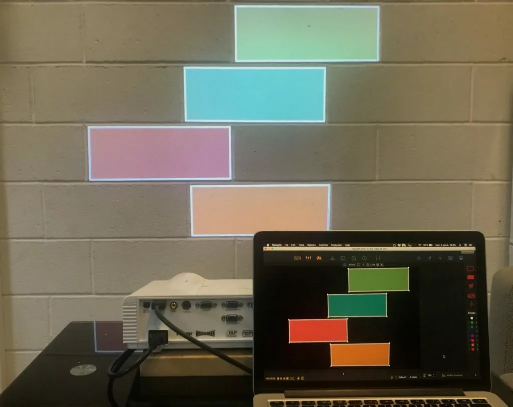 Ordenador en escritorio con software de mapping