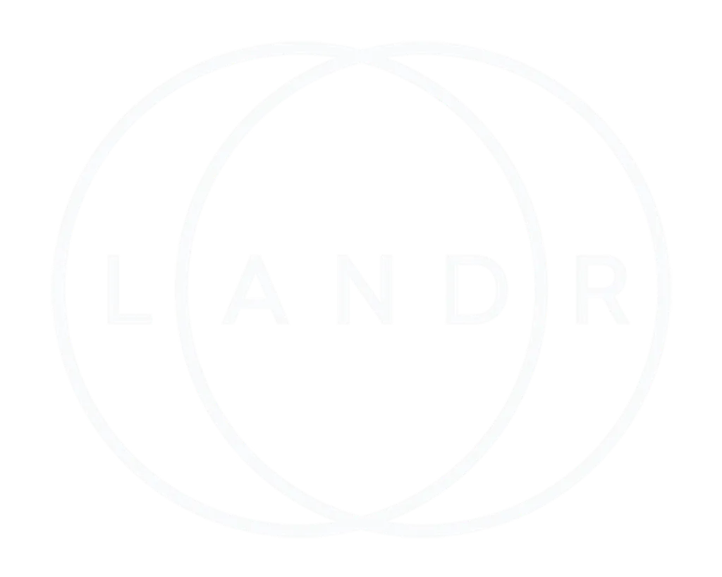 Drei überlappende weiße Kreise auf schwarzem Hintergrund mit weißen Buchstaben "L A N D R" in der Mitte.
